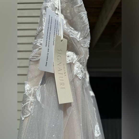 David’s Bridal Wedding Dress💍Plus Size 24W! Plunge Lace dress-Ivory/Blush Color - Picture 5 of 10